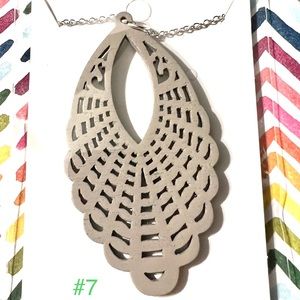 Beige wood pendant necklace